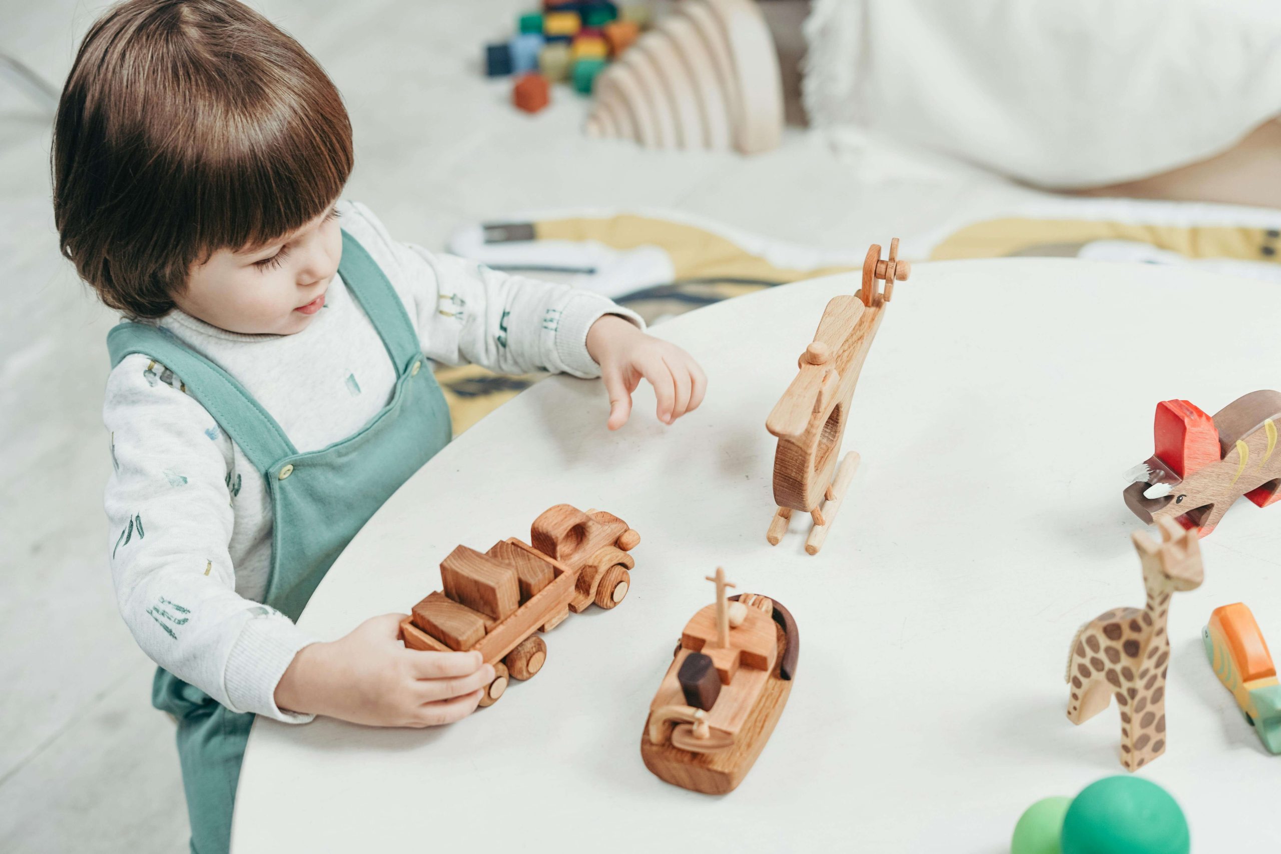 Dijete fokusirano slaže Montessori materijale u mirnom kutku za učenje
